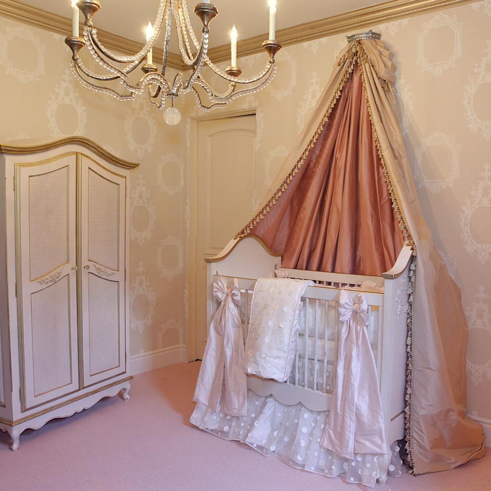 Ispirazione per una cameretta per neonata tradizionale con pareti beige e moquette