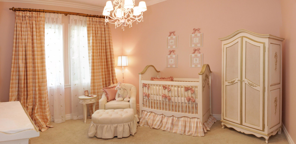 Свежая идея для дизайна: комната для малыша в классическом стиле с бежевыми стенами и ковровым покрытием для девочки - отличное фото интерьера