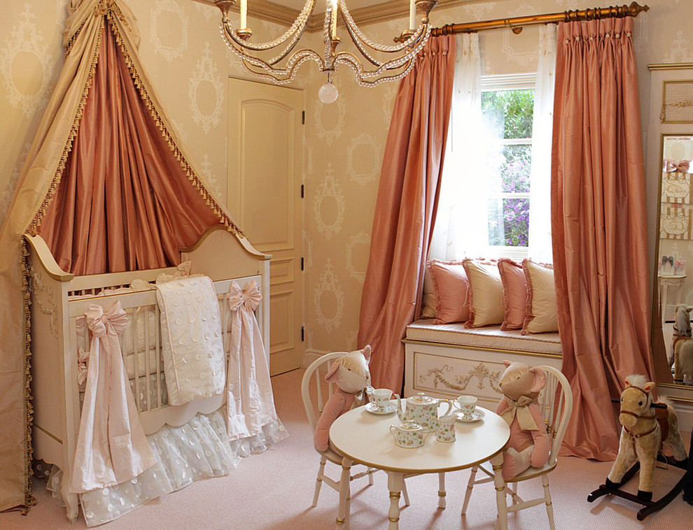 Idee per una cameretta per neonata tradizionale con pareti beige e moquette