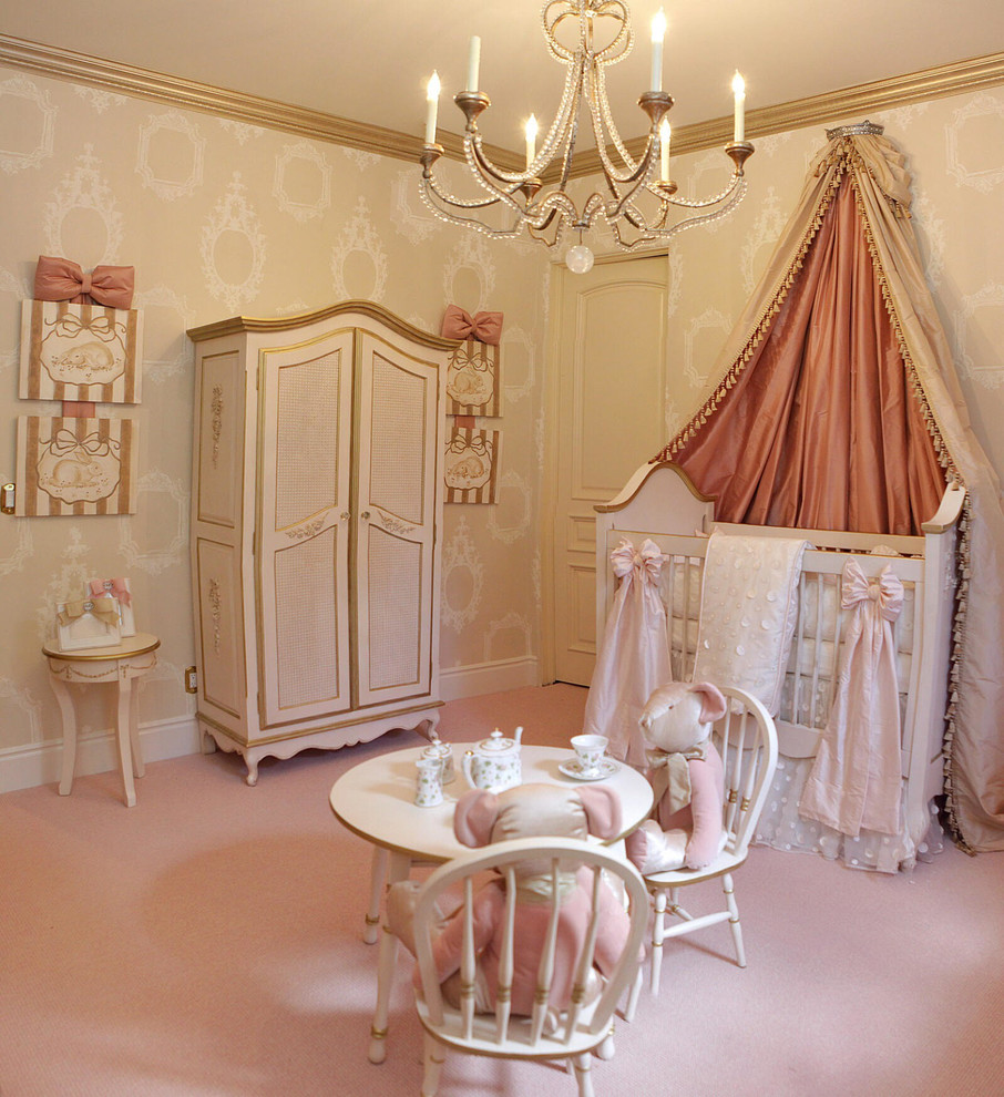 На фото: комната для малыша в классическом стиле с бежевыми стенами и ковровым покрытием для девочки с