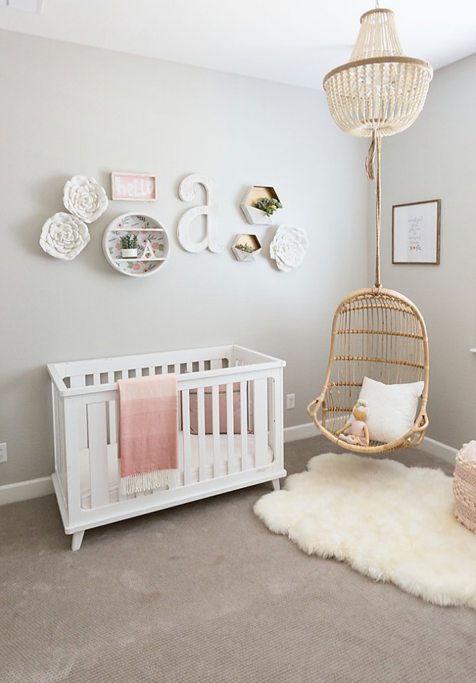 Immagine di una cameretta per neonata shabby-chic style di medie dimensioni con pareti grigie, moquette e pavimento beige