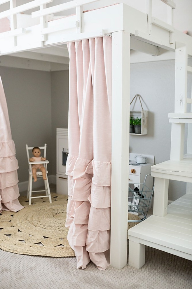 Diseño de habitación de bebé niña romántica de tamaño medio con paredes grises, moqueta y suelo beige