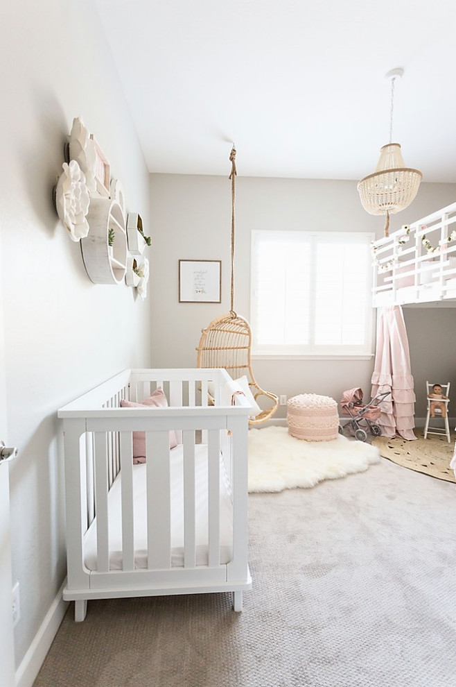 Idée de décoration pour une chambre de bébé fille style shabby chic de taille moyenne avec un mur gris, moquette et un sol beige.