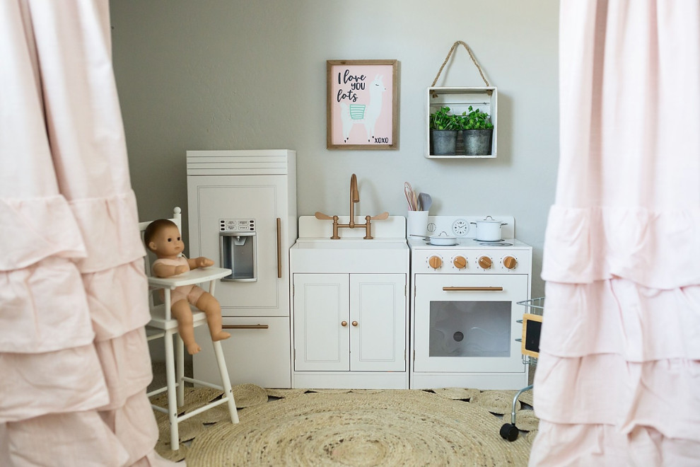 Esempio di una cameretta per neonata stile shabby di medie dimensioni con pareti grigie, moquette e pavimento beige