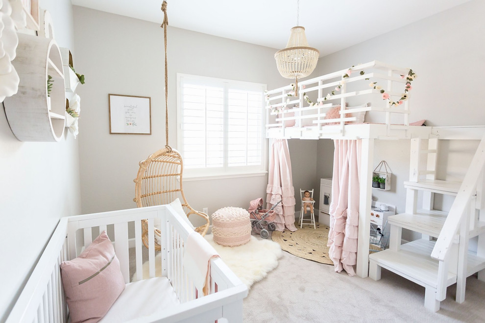 Modelo de habitación de bebé niña romántica de tamaño medio con paredes grises, moqueta y suelo beige