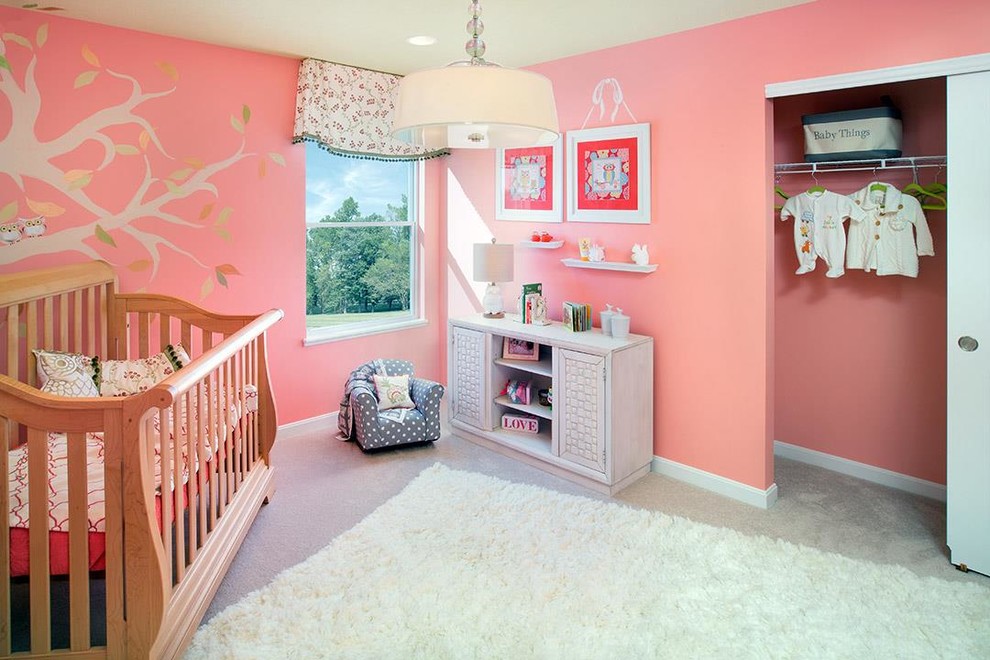 コロンバスにあるトラディショナルスタイルのおしゃれな赤ちゃん部屋の写真