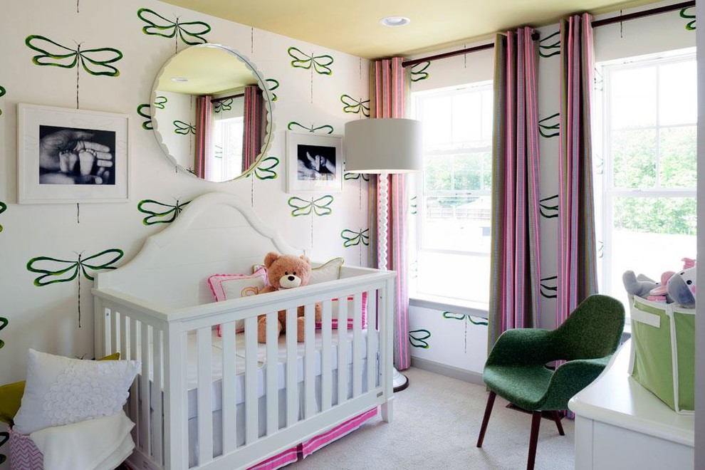 Cette photo montre une chambre de bébé chic.