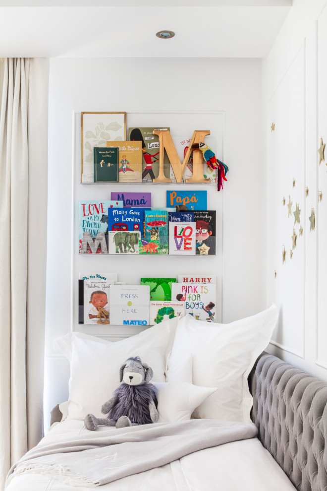 На фото: комната для малыша среднего размера в стиле модернизм с белыми стенами, мраморным полом, белым полом и панелями на части стены для мальчика