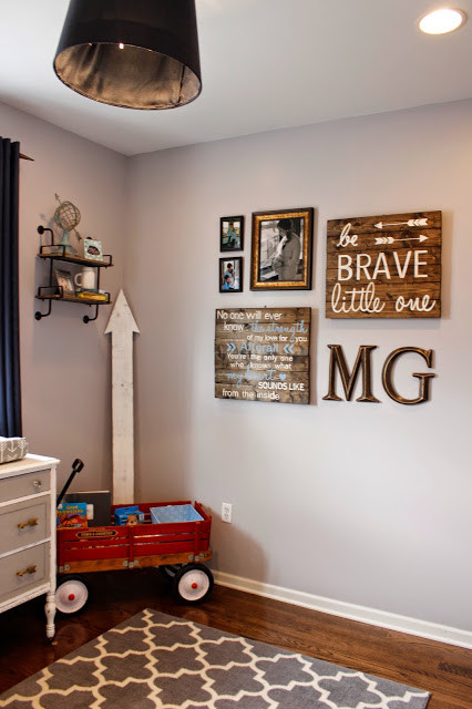 Réalisation d'une chambre de bébé garçon minimaliste de taille moyenne avec un mur gris et un sol en bois brun.
