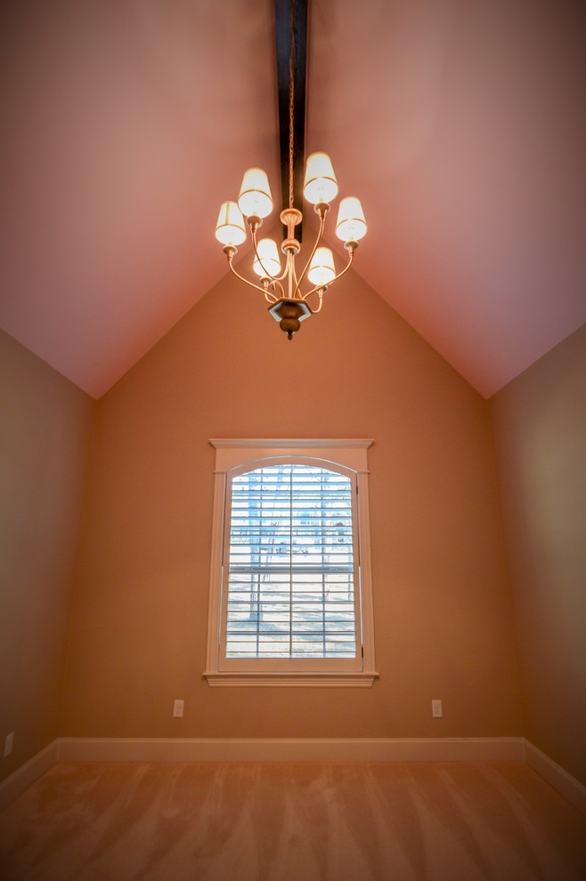 Immagine di una grande cameretta per neonata classica con pareti rosa e moquette