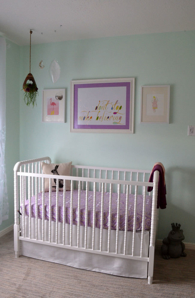 Foto de habitación de bebé ecléctica de tamaño medio