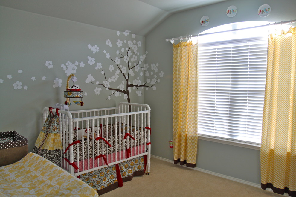Cette image montre une chambre de bébé fille traditionnelle avec un mur gris et moquette.