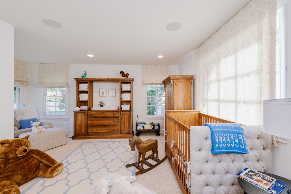 Mittelgroßes, Neutrales Klassisches Babyzimmer mit weißer Wandfarbe, Teppichboden und beigem Boden in Los Angeles