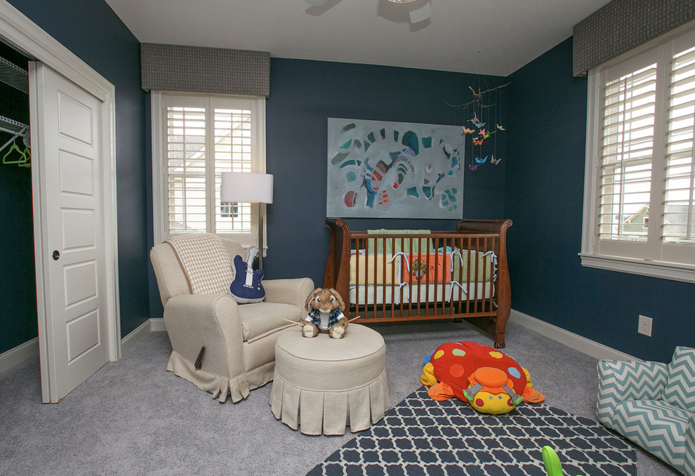 Cette photo montre une chambre de bébé garçon chic de taille moyenne avec un mur bleu, moquette et un sol gris.