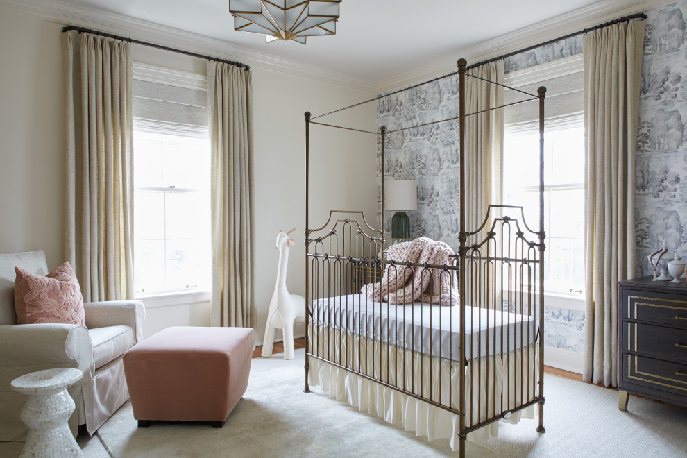 Ejemplo de habitación de bebé niña clásica de tamaño medio con paredes multicolor, suelo de madera en tonos medios y suelo marrón