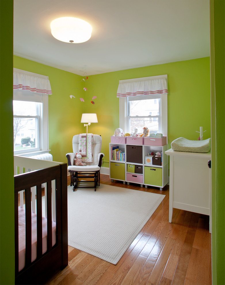 Réalisation d'une chambre de bébé minimaliste de taille moyenne.