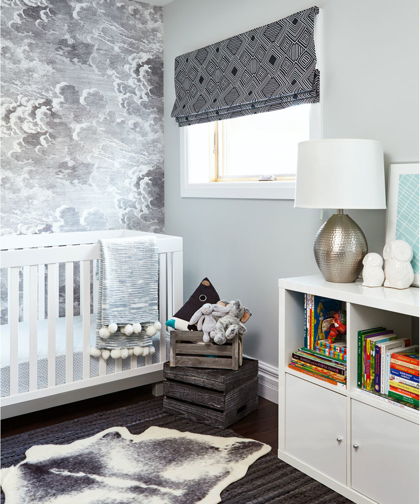 Esempio di una cameretta per neonato design con pareti grigie, parquet scuro e pavimento marrone