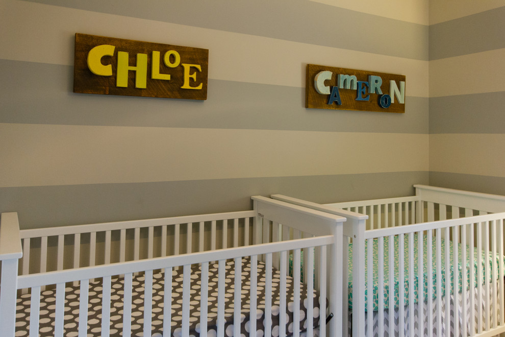 Imagen de habitación de bebé neutra tradicional renovada pequeña con paredes beige