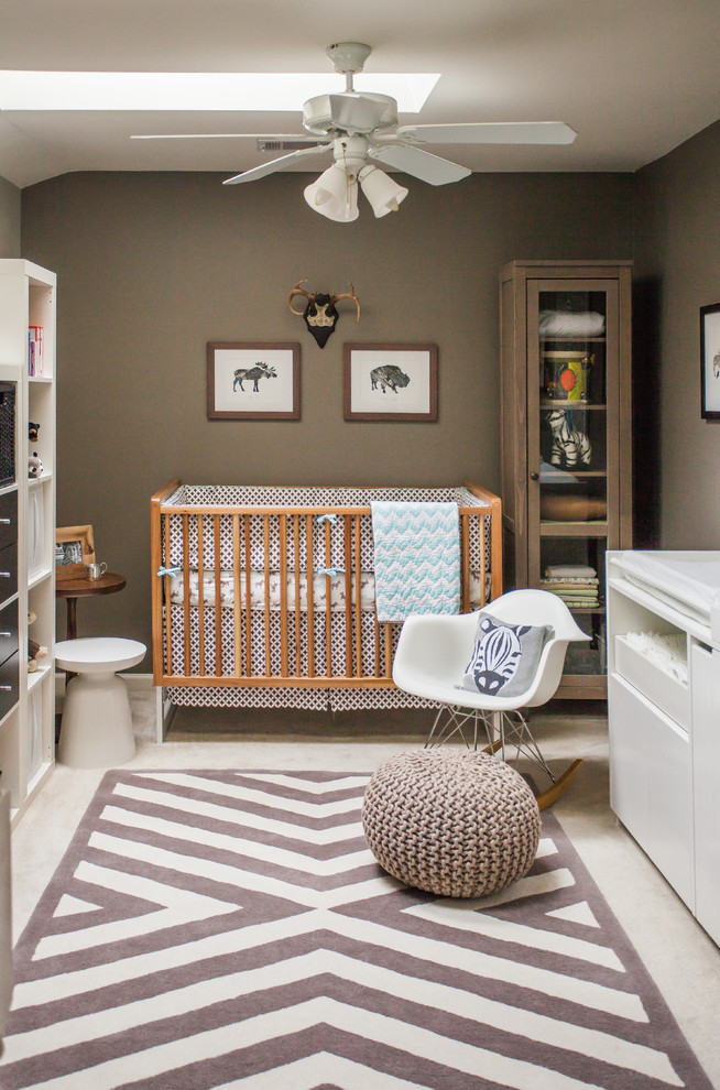 Diseño de habitación de bebé neutra contemporánea pequeña con paredes marrones y moqueta