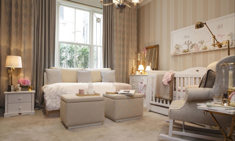 Klassisches Babyzimmer mit Teppichboden und beigem Boden in London