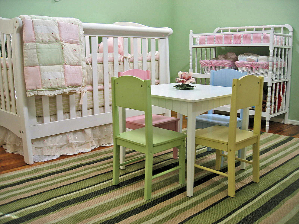 Свежая идея для дизайна: комната для малыша среднего размера в классическом стиле с зелеными стенами и паркетным полом среднего тона для девочки - отличное фото интерьера