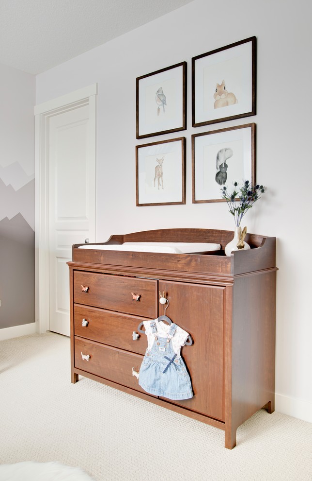 Пример оригинального дизайна: нейтральная комната для малыша среднего размера в стиле рустика с серыми стенами, полом из керамической плитки и бежевым полом