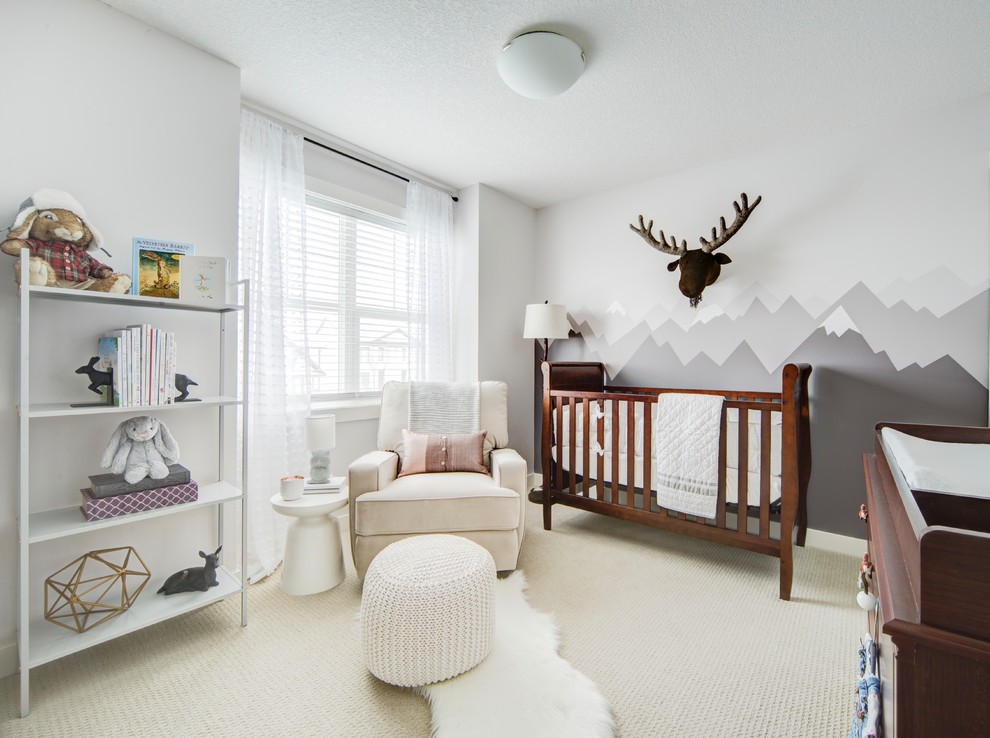Diseño de habitación de bebé neutra rural de tamaño medio con paredes grises, suelo de baldosas de cerámica y suelo beige