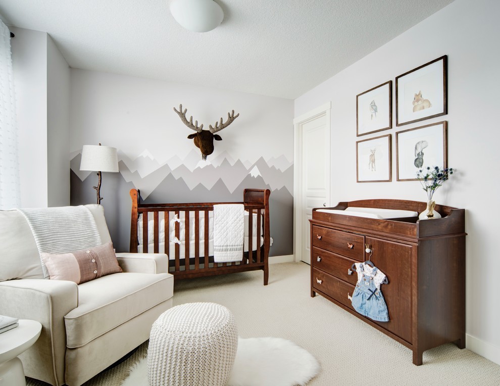 Réalisation d'une chambre de bébé neutre chalet de taille moyenne avec un mur gris, un sol en carrelage de céramique et un sol beige.