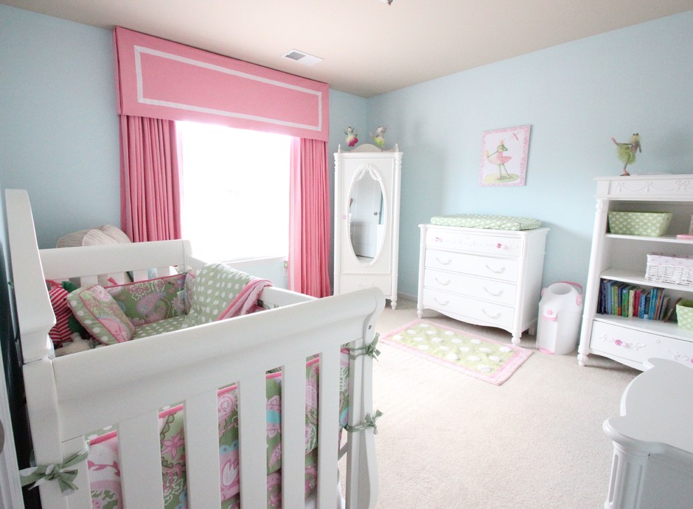 Idée de décoration pour une chambre de bébé fille tradition de taille moyenne avec un mur bleu et moquette.