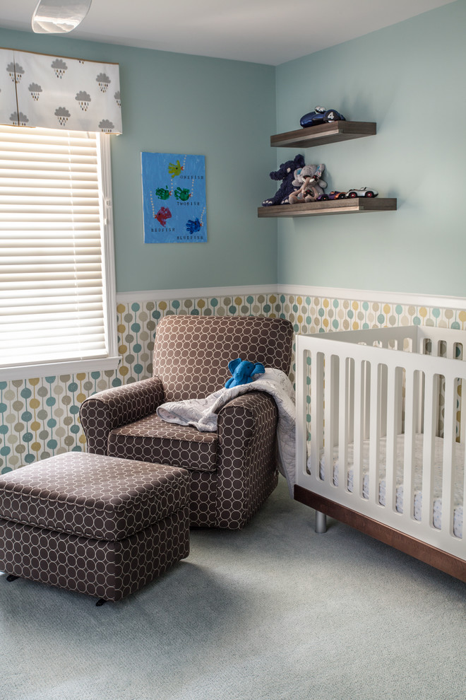 Idée de décoration pour une chambre de bébé garçon design de taille moyenne avec moquette, un mur multicolore et un sol gris.