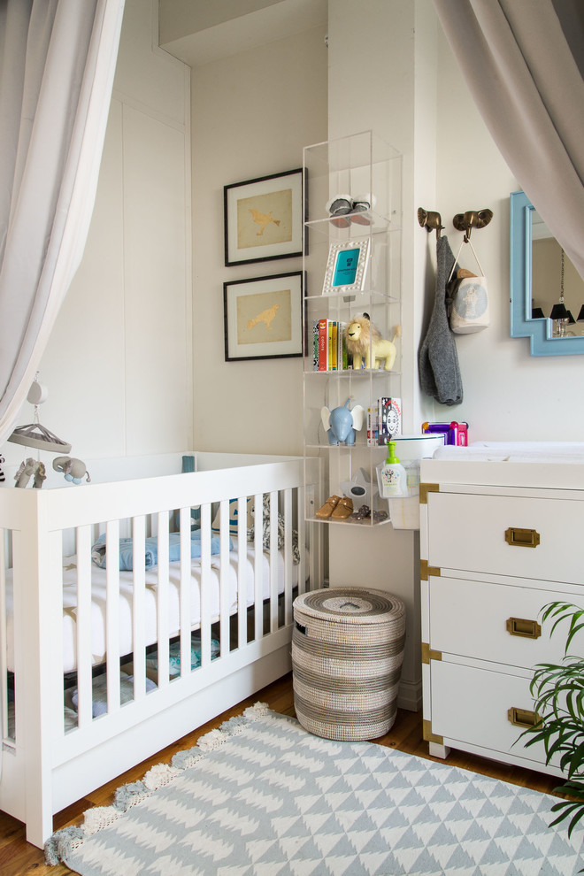 На фото: маленькая нейтральная комната для малыша в стиле неоклассика (современная классика) с белыми стенами для на участке и в саду
