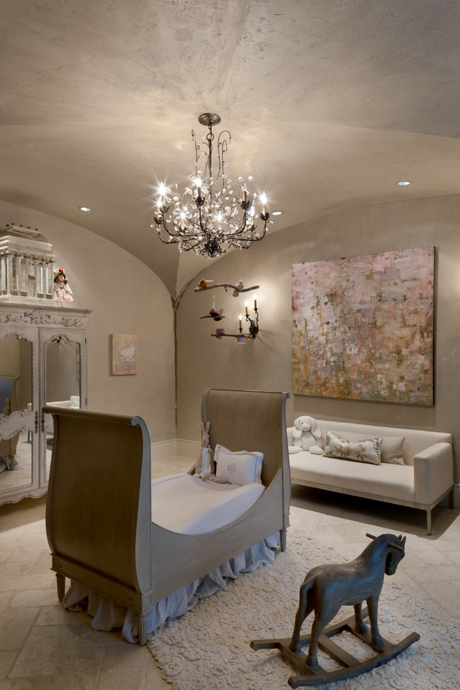 Großes Mediterranes Babyzimmer mit beiger Wandfarbe in Houston