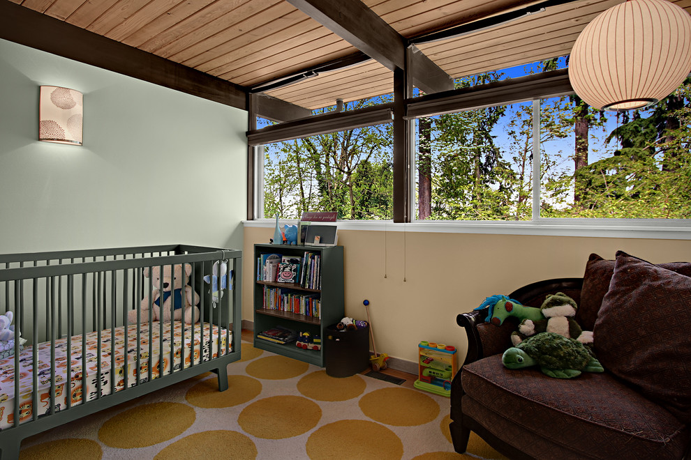 Cette image montre une chambre de bébé neutre vintage avec un mur vert.