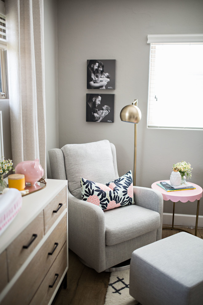 Idée de décoration pour une chambre de bébé fille minimaliste de taille moyenne avec un mur gris, sol en stratifié et un sol beige.