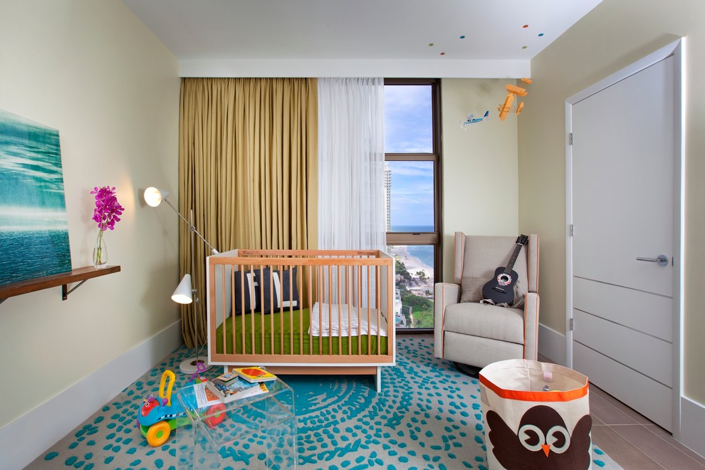 Свежая идея для дизайна: маленькая нейтральная комната для малыша в современном стиле с бежевыми стенами для на участке и в саду - отличное фото интерьера