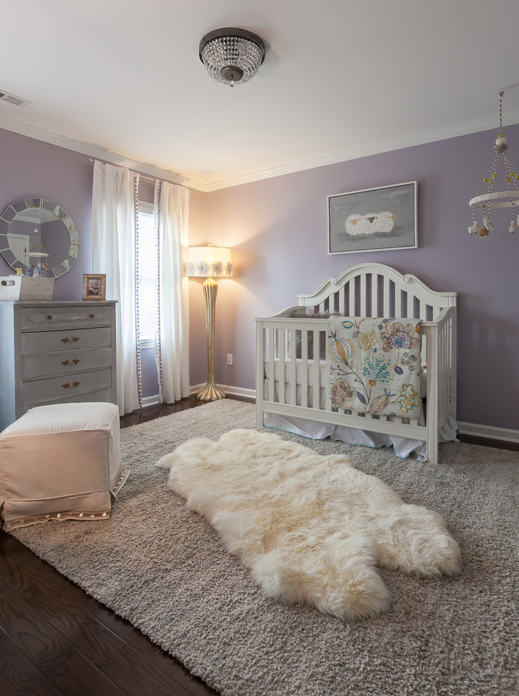 Источник вдохновения для домашнего уюта: комната для малыша среднего размера в стиле неоклассика (современная классика) с фиолетовыми стенами и ковровым покрытием для девочки
