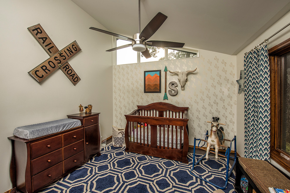 Uriges Babyzimmer mit weißer Wandfarbe, dunklem Holzboden und blauem Boden in Sonstige