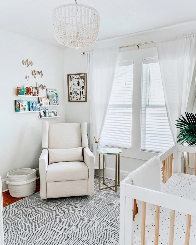 На фото: маленькая комната для малыша в стиле ретро с белыми стенами, паркетным полом среднего тона и коричневым полом для на участке и в саду, мальчика