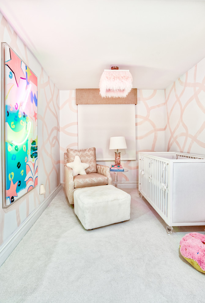 Réalisation d'une petite chambre de bébé fille vintage avec un mur multicolore, moquette et un sol beige.