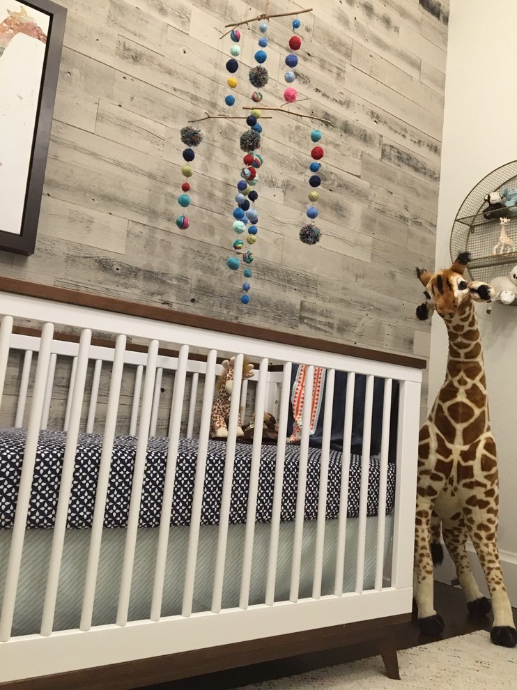 マイアミにある高級な中くらいなエクレクティックスタイルのおしゃれな赤ちゃん部屋 (白い壁、濃色無垢フローリング、男の子用) の写真