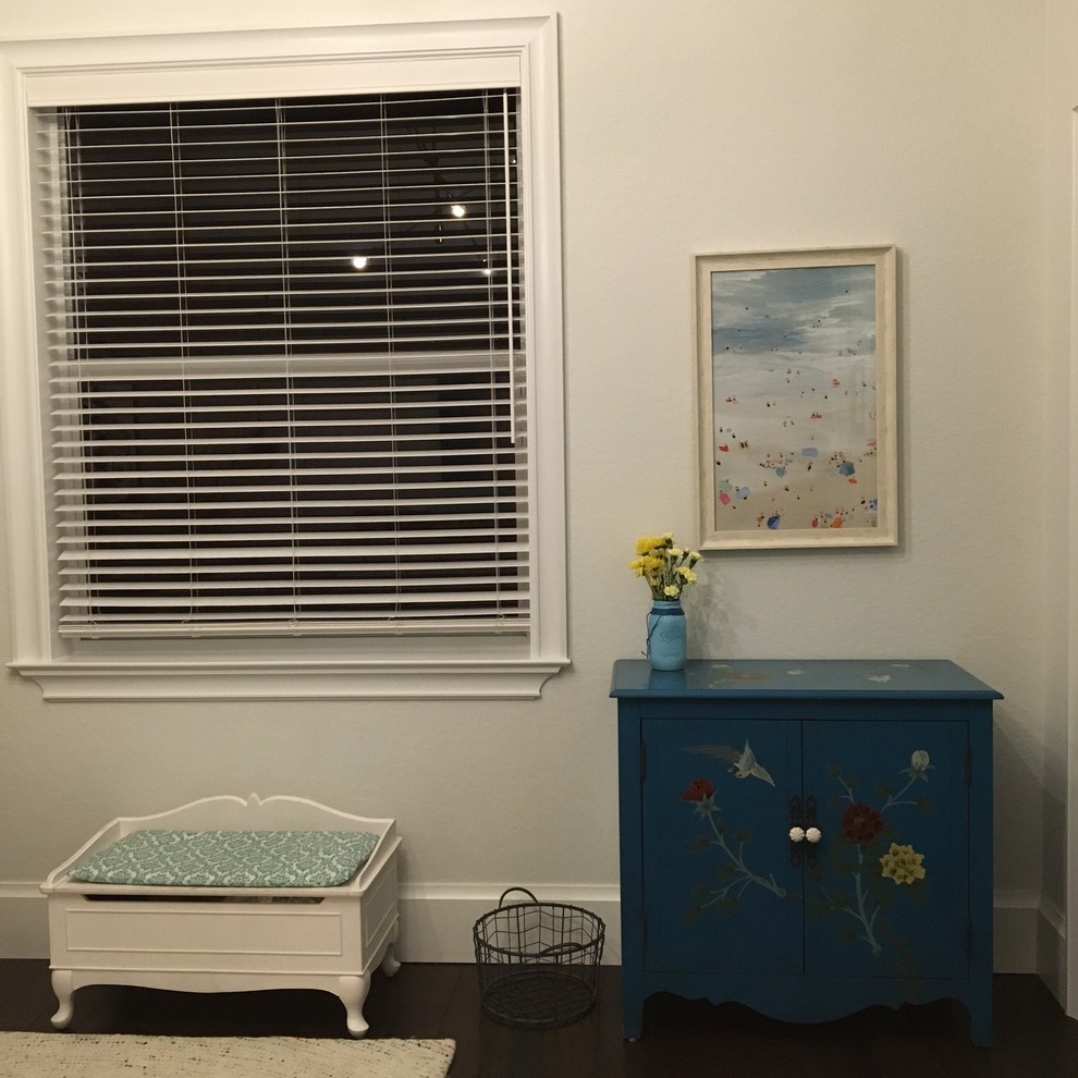Diseño de habitación de bebé niño ecléctica de tamaño medio con paredes blancas y suelo de madera oscura