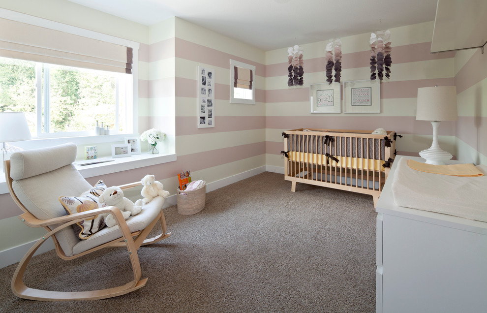 Modelo de habitación de bebé niña clásica renovada de tamaño medio con paredes rosas, moqueta y suelo gris