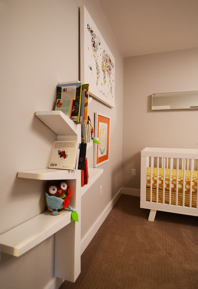 他の地域にある広いモダンスタイルのおしゃれな赤ちゃん部屋 (グレーの壁、カーペット敷き、男女兼用) の写真