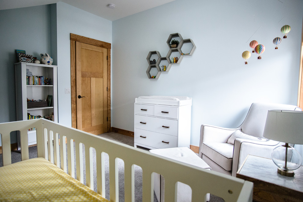 Exemple d'une grande chambre de bébé garçon moderne avec un mur bleu, moquette et un sol blanc.
