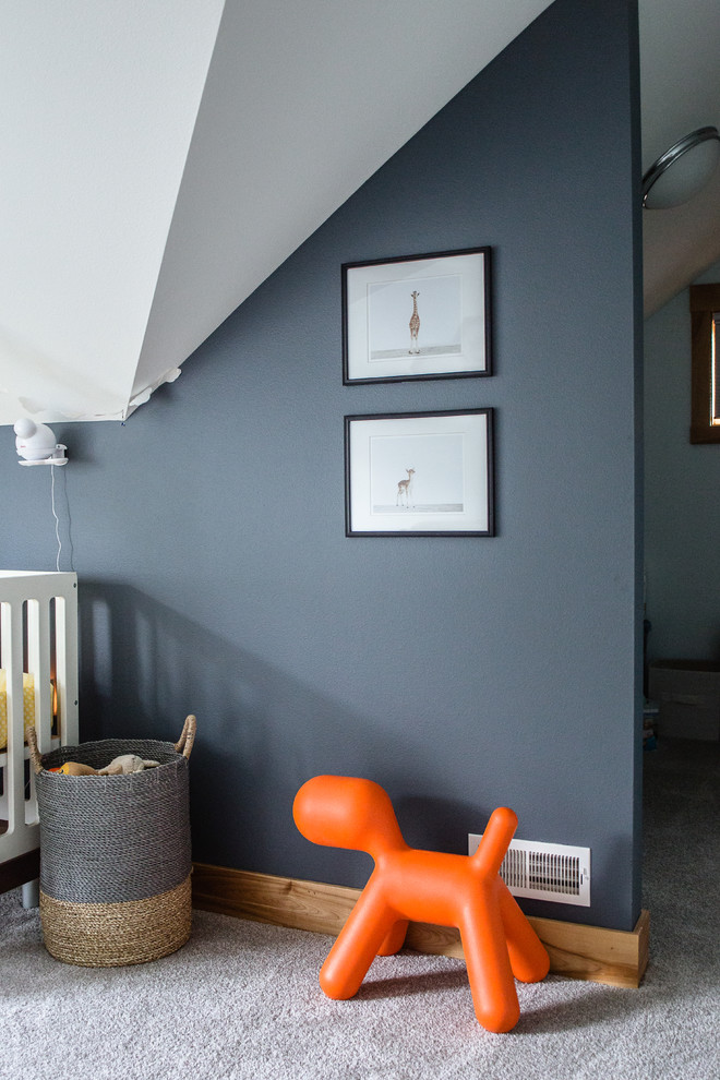 Ispirazione per una grande cameretta per neonato minimalista con pareti blu, moquette e pavimento bianco