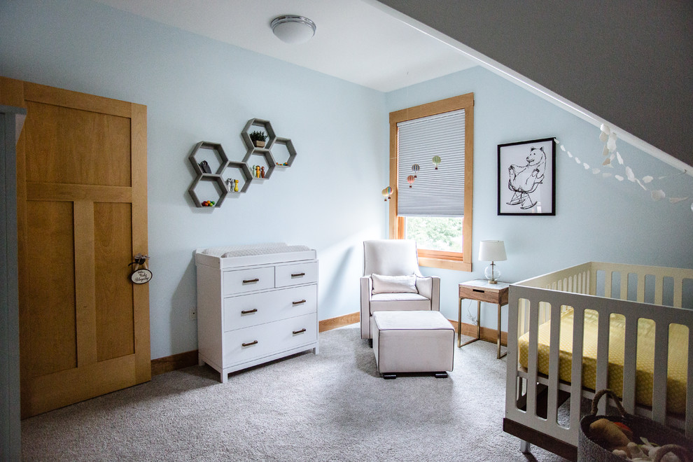 Imagen de habitación de bebé niño minimalista grande con paredes azules, moqueta y suelo blanco
