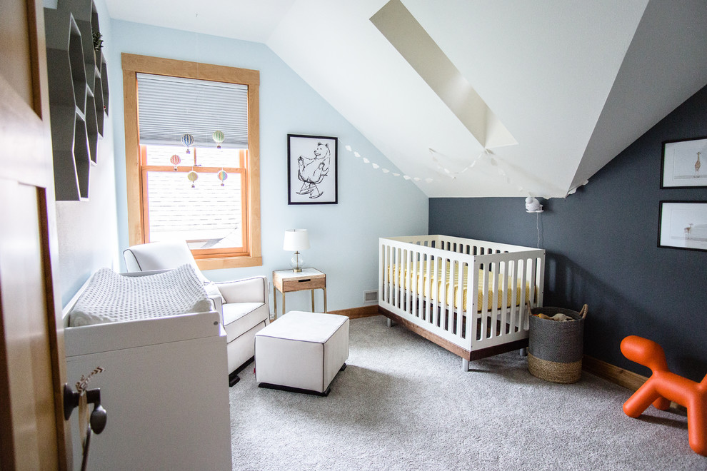 Immagine di una grande cameretta per neonato moderna con pareti blu, moquette e pavimento bianco