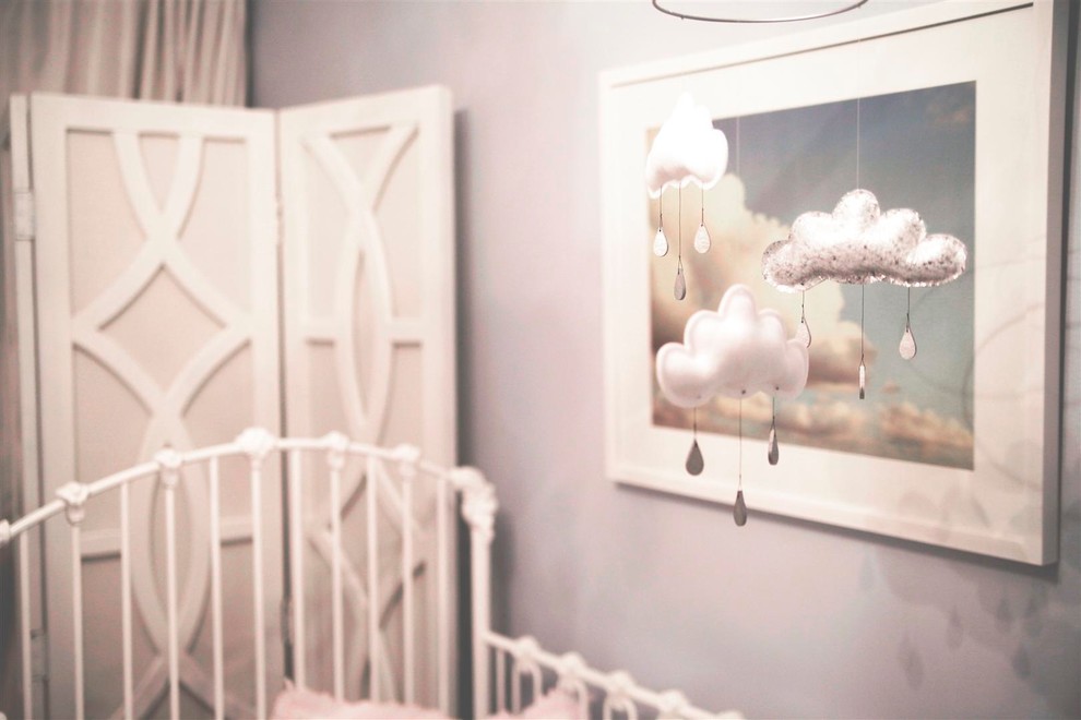 Imagen de habitación de bebé niña minimalista pequeña con paredes púrpuras y moqueta