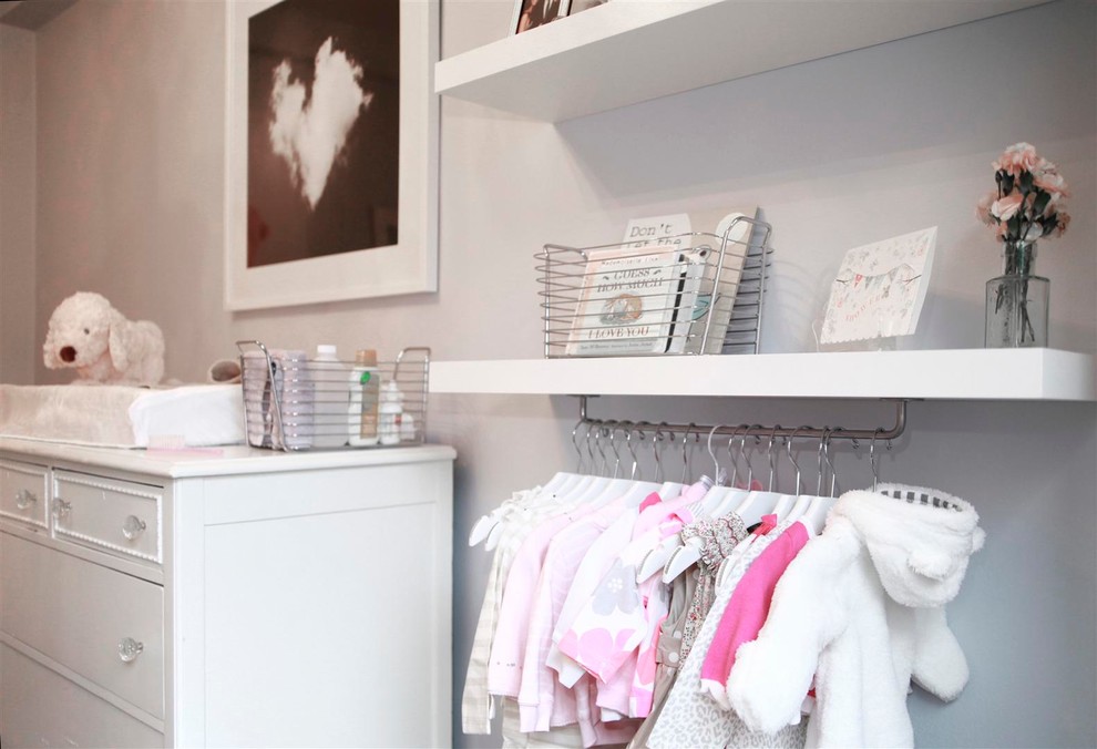 Idée de décoration pour une petite chambre de bébé fille tradition avec un mur violet et moquette.