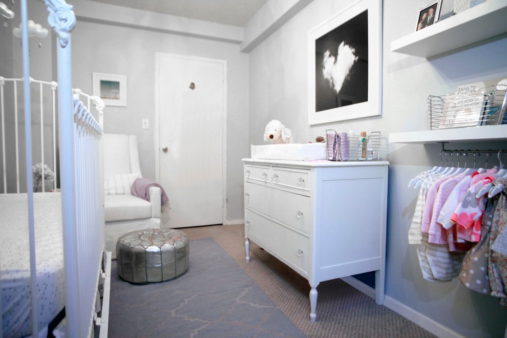 На фото: маленькая комната для малыша в стиле неоклассика (современная классика) с фиолетовыми стенами и ковровым покрытием для на участке и в саду, девочки